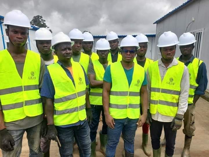 Une partie de l'équipe AJLUS sur un chantier